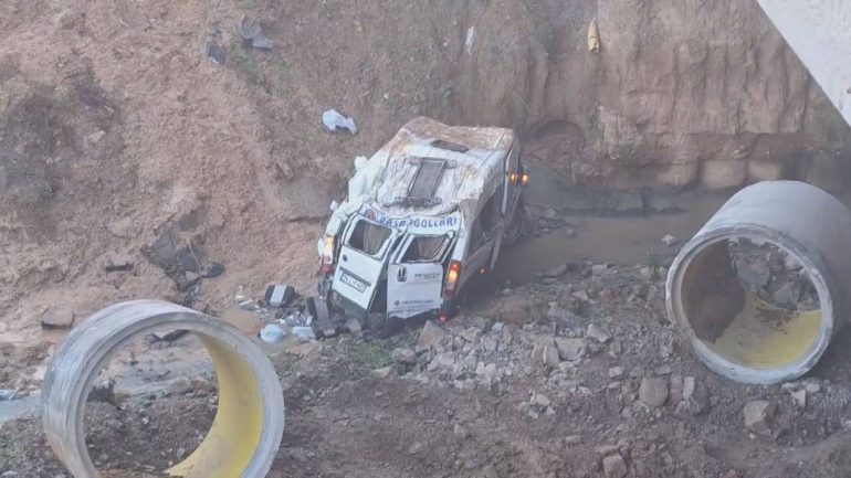 مصرع وإصابة 15 شخصاً في سقوط حافلة بتوزلا اسط...
