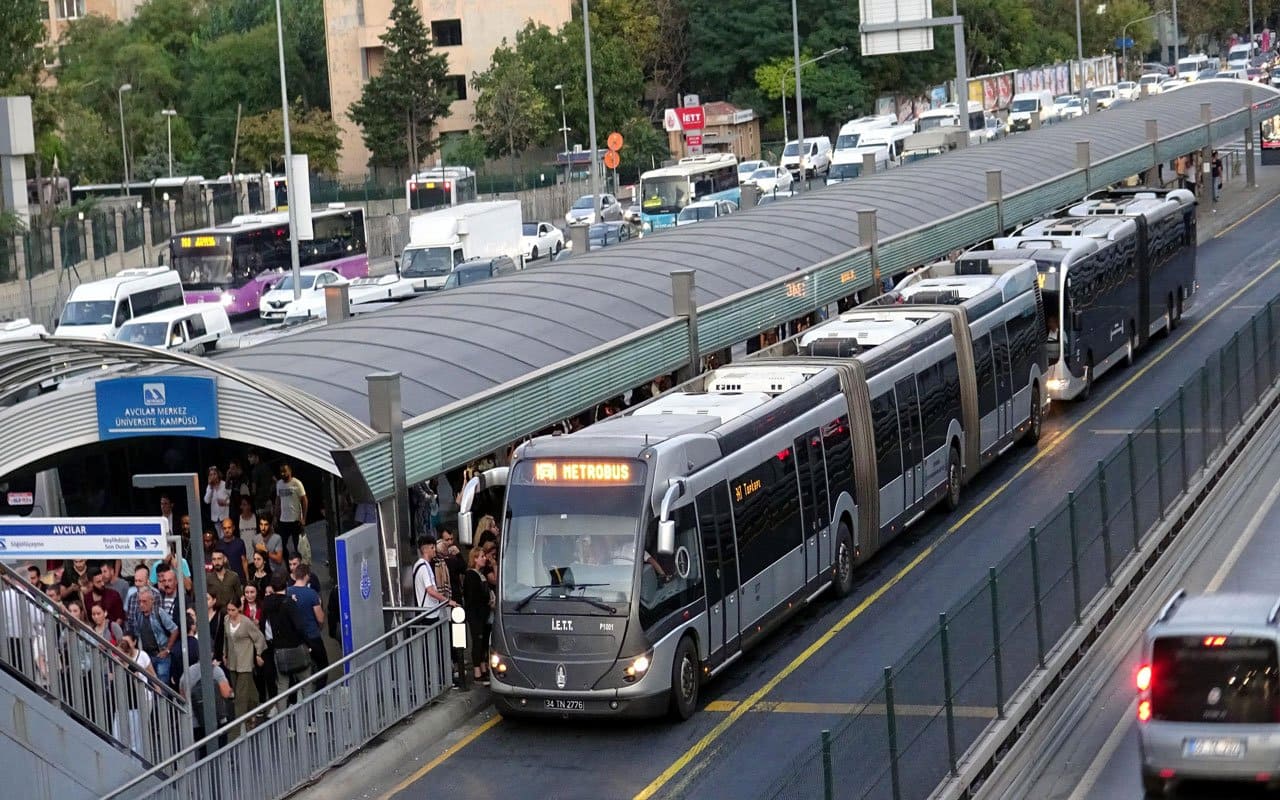 المتروبوس في اسطنبول Metrobüs